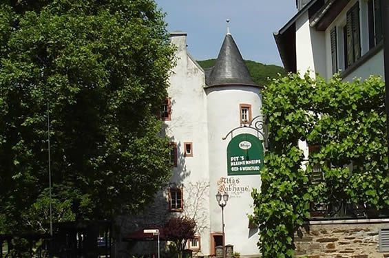 Altes Rathaus im Ortskern von Bruttig.