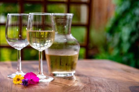 Wein und Gläser in der Weinregion Mosel