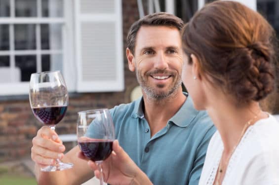 Weinfeste an der Mosel - Paar mit Rotwein